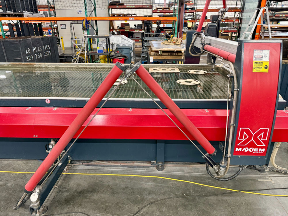 OMAX-2022 OMAX MAXIEM M2040 ABRASIVE WATERJET CUTTING SYSTEM, 3-AXIS CUTTING HEAD, TABLE SIZE: 13' 4" X 7'0" XY,  CUTTING TRAVEL: 13' 4" X 6' 8", Z-AXIS TRAVEL: 12", MAXJET 5I NOZZLE, 600 LB. ABRASIVE HOPPER, PULL-TO-OPEN VALVE SINGLE NOZZLE, WATER FILTER, CUTTING TABLE, S/N M20405268-57