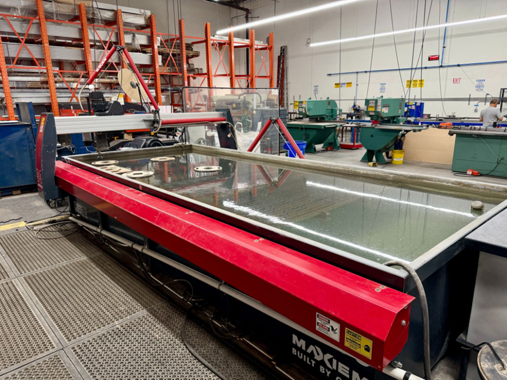 OMAX-2022 OMAX MAXIEM M2040 ABRASIVE WATERJET CUTTING SYSTEM, 3-AXIS CUTTING HEAD, TABLE SIZE: 13' 4" X 7'0" XY,  CUTTING TRAVEL: 13' 4" X 6' 8", Z-AXIS TRAVEL: 12", MAXJET 5I NOZZLE, 600 LB. ABRASIVE HOPPER, PULL-TO-OPEN VALVE SINGLE NOZZLE, WATER FILTER, CUTTING TABLE, S/N M20405268-57