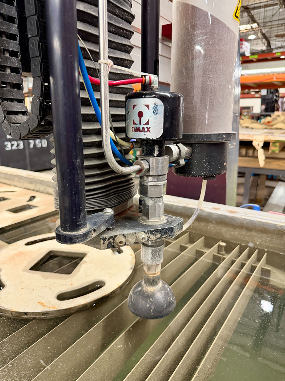 OMAX-2022 OMAX MAXIEM M2040 ABRASIVE WATERJET CUTTING SYSTEM, 3-AXIS CUTTING HEAD, TABLE SIZE: 13' 4" X 7'0" XY,  CUTTING TRAVEL: 13' 4" X 6' 8", Z-AXIS TRAVEL: 12", MAXJET 5I NOZZLE, 600 LB. ABRASIVE HOPPER, PULL-TO-OPEN VALVE SINGLE NOZZLE, WATER FILTER, CUTTING TABLE, S/N M20405268-57
