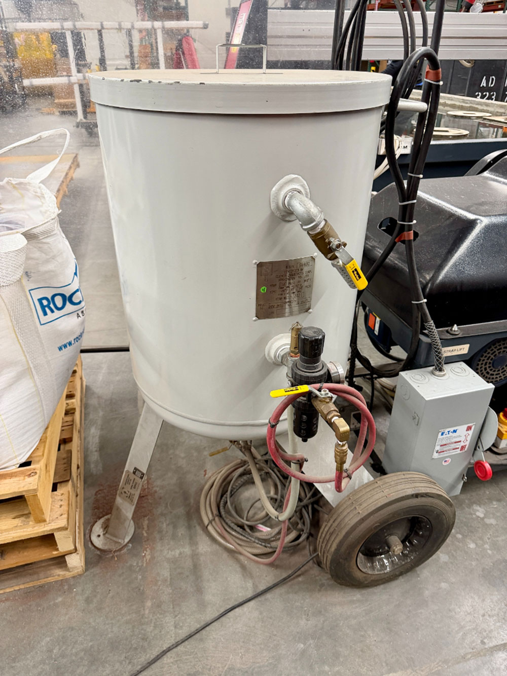 OMAX-2022 OMAX MAXIEM M2040 ABRASIVE WATERJET CUTTING SYSTEM, 3-AXIS CUTTING HEAD, TABLE SIZE: 13' 4" X 7'0" XY,  CUTTING TRAVEL: 13' 4" X 6' 8", Z-AXIS TRAVEL: 12", MAXJET 5I NOZZLE, 600 LB. ABRASIVE HOPPER, PULL-TO-OPEN VALVE SINGLE NOZZLE, WATER FILTER, CUTTING TABLE, S/N M20405268-57