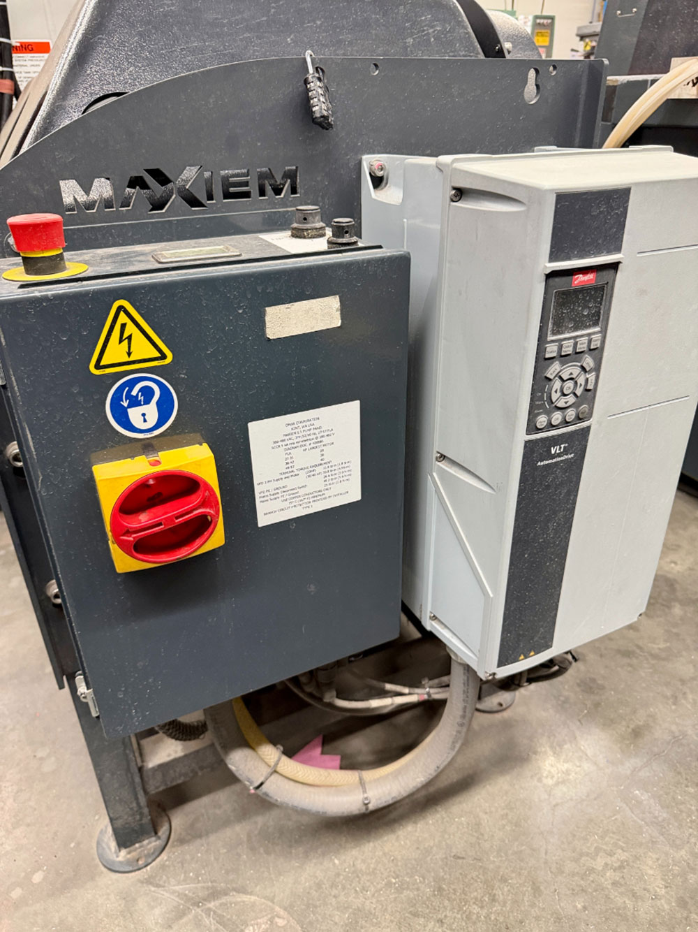 OMAX-2022 OMAX MAXIEM M2040 ABRASIVE WATERJET CUTTING SYSTEM, 3-AXIS CUTTING HEAD, TABLE SIZE: 13' 4" X 7'0" XY,  CUTTING TRAVEL: 13' 4" X 6' 8", Z-AXIS TRAVEL: 12", MAXJET 5I NOZZLE, 600 LB. ABRASIVE HOPPER, PULL-TO-OPEN VALVE SINGLE NOZZLE, WATER FILTER, CUTTING TABLE, S/N M20405268-57