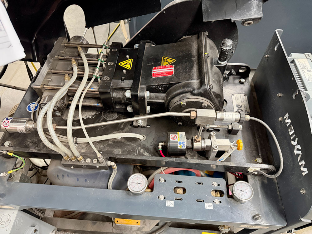 OMAX-2022 OMAX MAXIEM M2040 ABRASIVE WATERJET CUTTING SYSTEM, 3-AXIS CUTTING HEAD, TABLE SIZE: 13' 4" X 7'0" XY,  CUTTING TRAVEL: 13' 4" X 6' 8", Z-AXIS TRAVEL: 12", MAXJET 5I NOZZLE, 600 LB. ABRASIVE HOPPER, PULL-TO-OPEN VALVE SINGLE NOZZLE, WATER FILTER, CUTTING TABLE, S/N M20405268-57