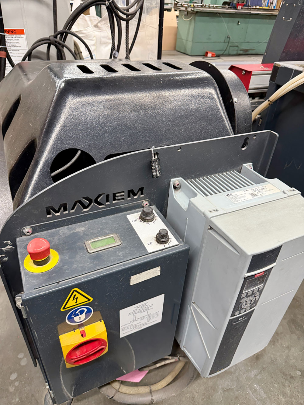 OMAX-2022 OMAX MAXIEM M2040 ABRASIVE WATERJET CUTTING SYSTEM, 3-AXIS CUTTING HEAD, TABLE SIZE: 13' 4" X 7'0" XY,  CUTTING TRAVEL: 13' 4" X 6' 8", Z-AXIS TRAVEL: 12", MAXJET 5I NOZZLE, 600 LB. ABRASIVE HOPPER, PULL-TO-OPEN VALVE SINGLE NOZZLE, WATER FILTER, CUTTING TABLE, S/N M20405268-57