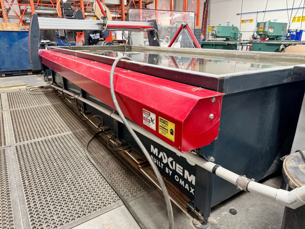 OMAX-2022 OMAX MAXIEM M2040 ABRASIVE WATERJET CUTTING SYSTEM, 3-AXIS CUTTING HEAD, TABLE SIZE: 13' 4" X 7'0" XY,  CUTTING TRAVEL: 13' 4" X 6' 8", Z-AXIS TRAVEL: 12", MAXJET 5I NOZZLE, 600 LB. ABRASIVE HOPPER, PULL-TO-OPEN VALVE SINGLE NOZZLE, WATER FILTER, CUTTING TABLE, S/N M20405268-57