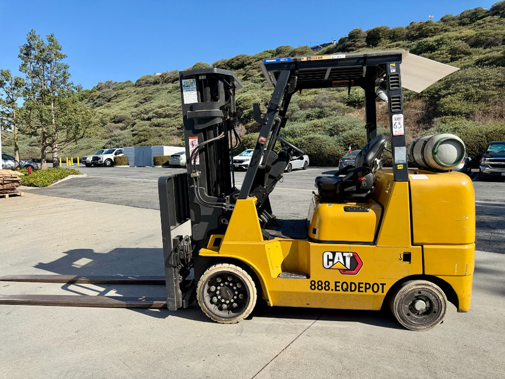 2023 CATERPILLAR LPG FORKLIFT, MODEL GC40K, 8,000 LB CAPACITY, 3-STAGE MAST, SIDE SHIFT, 8' FORKS, SOLID CUSHION TIRES, LOAD LIGHTS, REARVIEW MIRRORS, CLEARCAP RAINCAP, APPROX. 498 HOURS, S/N AT87B11599-63