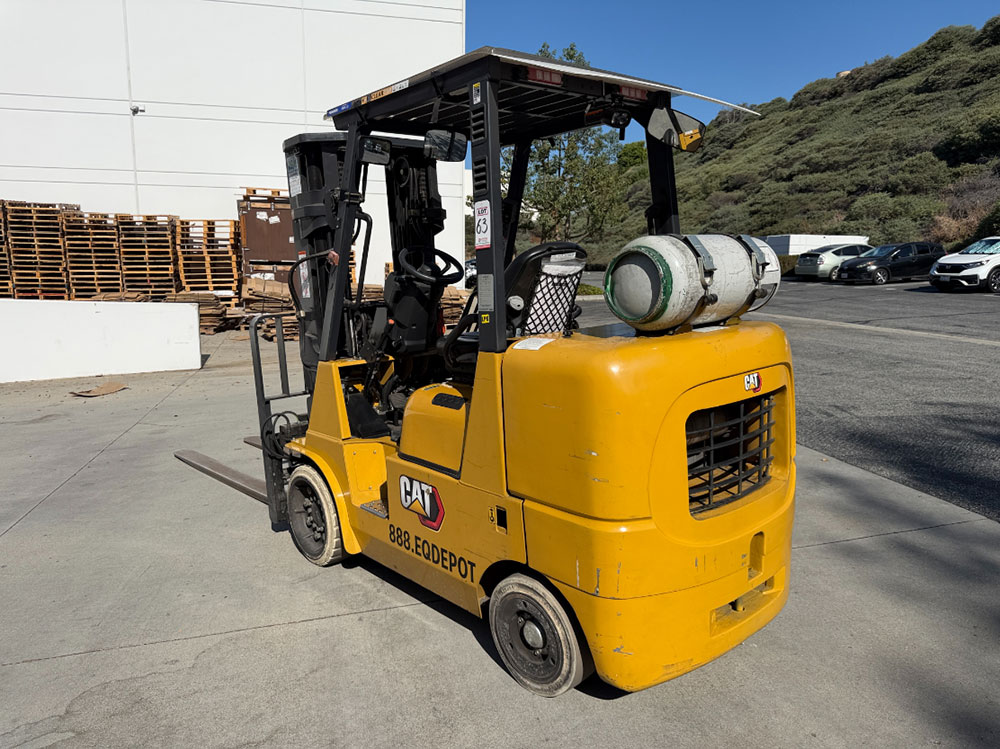 2023 CATERPILLAR LPG FORKLIFT, MODEL GC40K, 8,000 LB CAPACITY, 3-STAGE MAST, SIDE SHIFT, 8' FORKS, SOLID CUSHION TIRES, LOAD LIGHTS, REARVIEW MIRRORS, CLEARCAP RAINCAP, APPROX. 498 HOURS, S/N AT87B11599-63