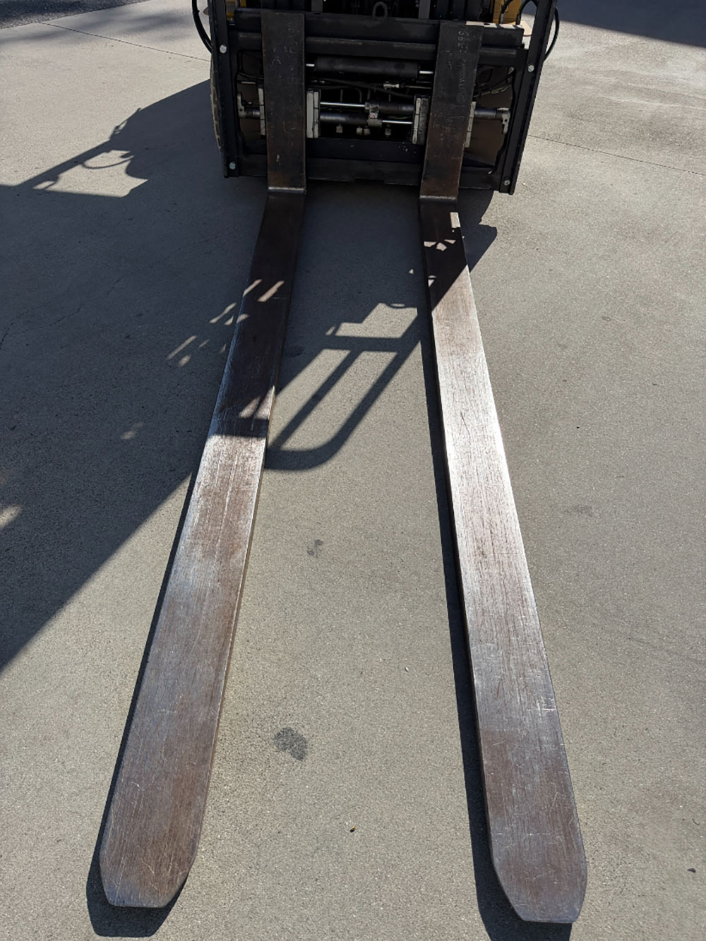 2023 CATERPILLAR LPG FORKLIFT, MODEL GC40K, 8,000 LB CAPACITY, 3-STAGE MAST, SIDE SHIFT, 8' FORKS, SOLID CUSHION TIRES, LOAD LIGHTS, REARVIEW MIRRORS, CLEARCAP RAINCAP, APPROX. 498 HOURS, S/N AT87B11599-63
