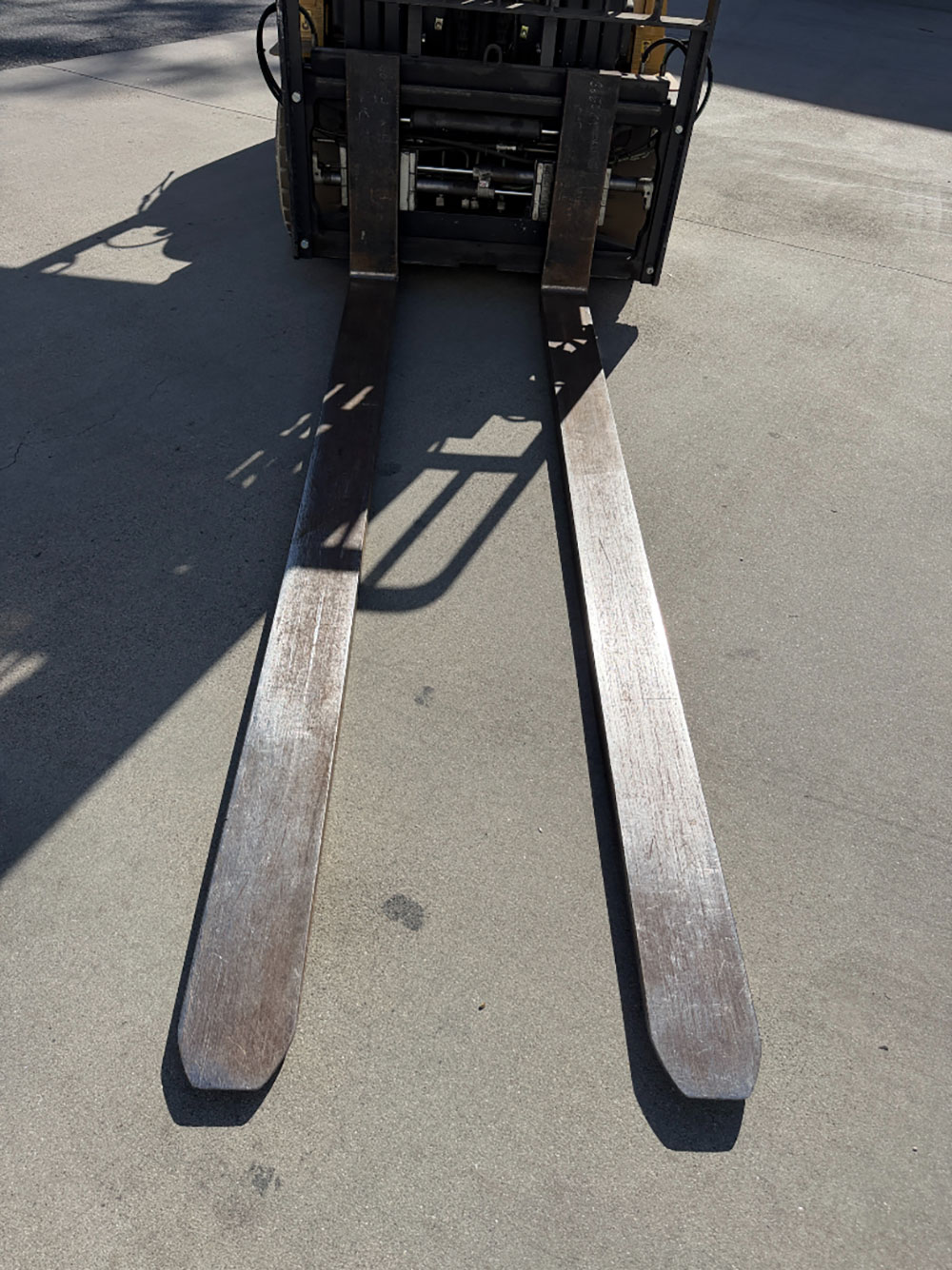 2023 CATERPILLAR LPG FORKLIFT, MODEL GC40K, 8,000 LB CAPACITY, 3-STAGE MAST, SIDE SHIFT, 8' FORKS, SOLID CUSHION TIRES, LOAD LIGHTS, REARVIEW MIRRORS, CLEARCAP RAINCAP, APPROX. 498 HOURS, S/N AT87B11599-63