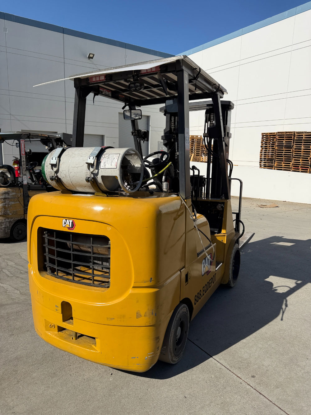 2023 CATERPILLAR LPG FORKLIFT, MODEL GC40K, 8,000 LB CAPACITY, 3-STAGE MAST, SIDE SHIFT, 8' FORKS, SOLID CUSHION TIRES, LOAD LIGHTS, REARVIEW MIRRORS, CLEARCAP RAINCAP, APPROX. 498 HOURS, S/N AT87B11599-63