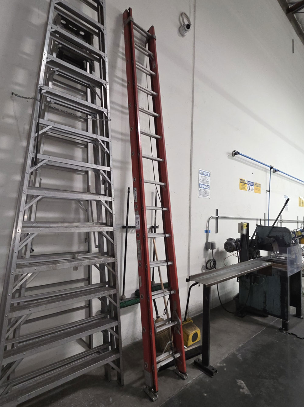 LOUISVILLE 28' FIBERGLASS EXTENSION LADDER, 300 LB CAPACITY-81