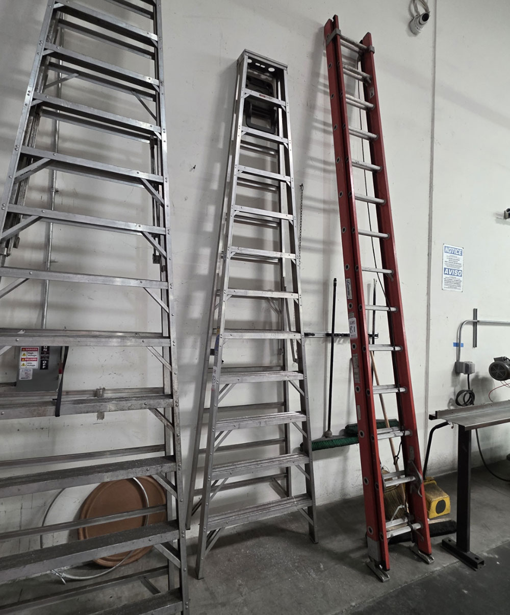WERNER 12' ALUMINUM LADDER, 375 LB CAPACITY-83