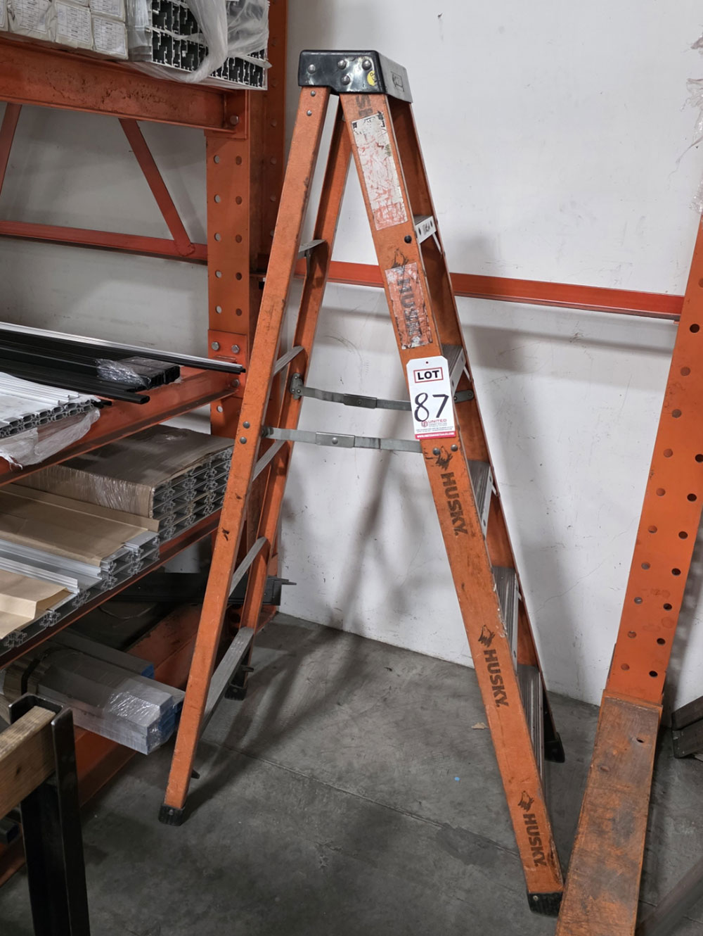 HUSKY 6' FIBERGLASS LADDER-87