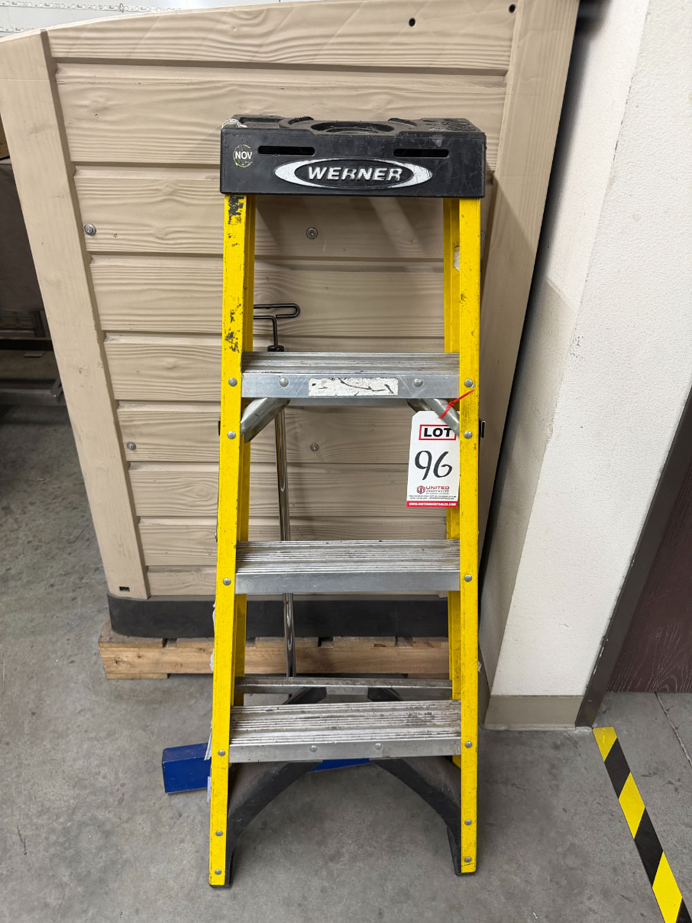 WERNER 4' FIBERGLASS LADDER-96