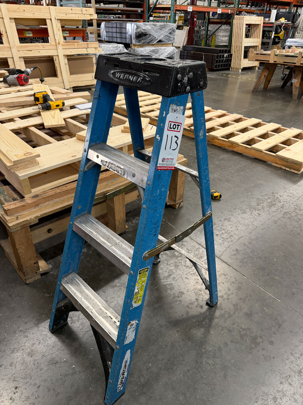 WERNER 4' FIBERGLASS LADDER-113