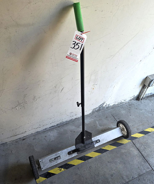 GRIP 30" JUMBO ROLLING MAGNETIC SWEEPER-351
