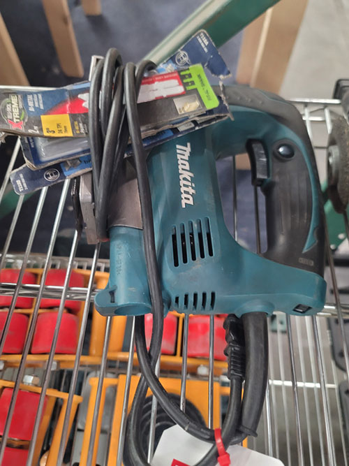 LOT - MAKITA JIG SAW, MODEL JV0600, W/ EXTRA BLADES-450