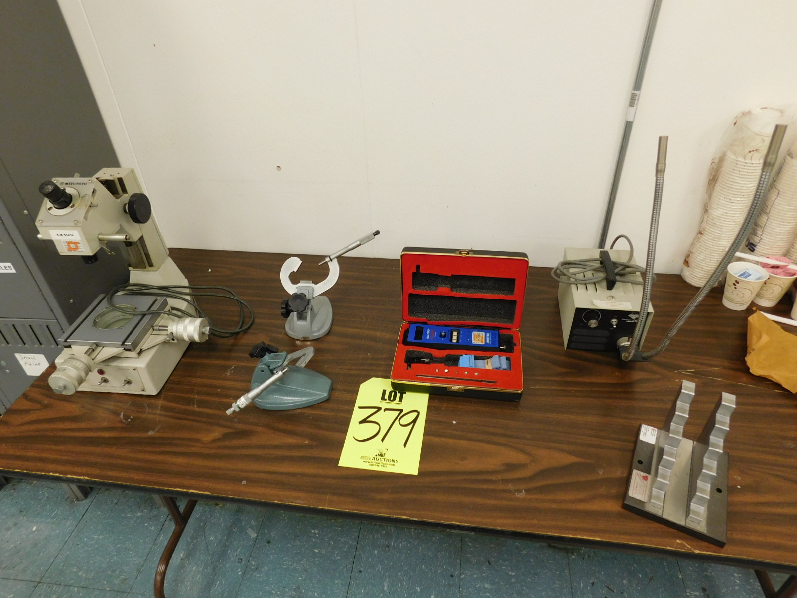 LOT OF TABLETOP ITEMS TO INCLUDE: MITUTOYO TOOLMAKERS MICROSCOPE, AMETEK ACCUFORCE CADET FORCE GAGE, DOLAN-JENNER FIBER-LITE HIGH INTENSITY ILLUMINATOR, SIZE CONTROL MIKEMASTER MS-81-D1 FOR MICROMETER CALLIBRATION:6"(0.500"-5.500"), MITUTOYO 114-202 V-ANVIL MICROMETER W/STAND, STARRETT 483 V-ANVIL MICROMETER W/STAND-379