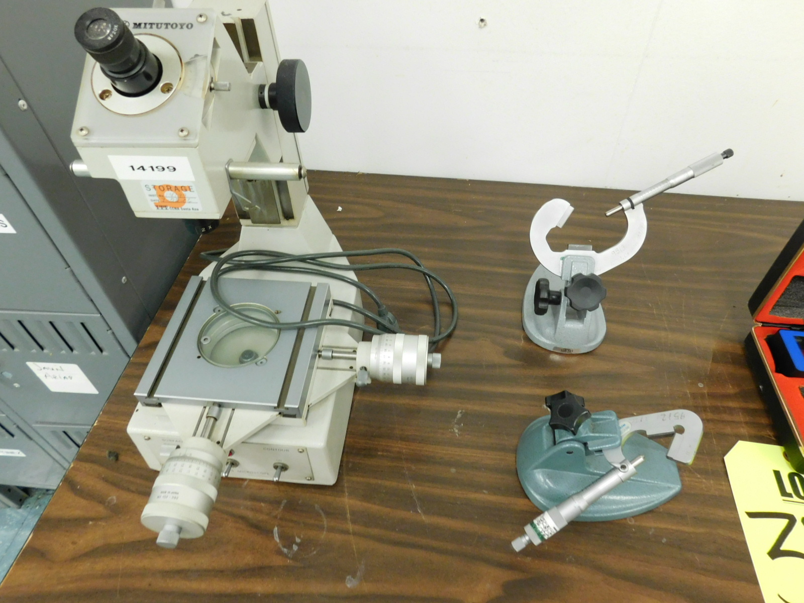 LOT OF TABLETOP ITEMS TO INCLUDE: MITUTOYO TOOLMAKERS MICROSCOPE, AMETEK ACCUFORCE CADET FORCE GAGE, DOLAN-JENNER FIBER-LITE HIGH INTENSITY ILLUMINATOR, SIZE CONTROL MIKEMASTER MS-81-D1 FOR MICROMETER CALLIBRATION:6"(0.500"-5.500"), MITUTOYO 114-202 V-ANVIL MICROMETER W/STAND, STARRETT 483 V-ANVIL MICROMETER W/STAND-379