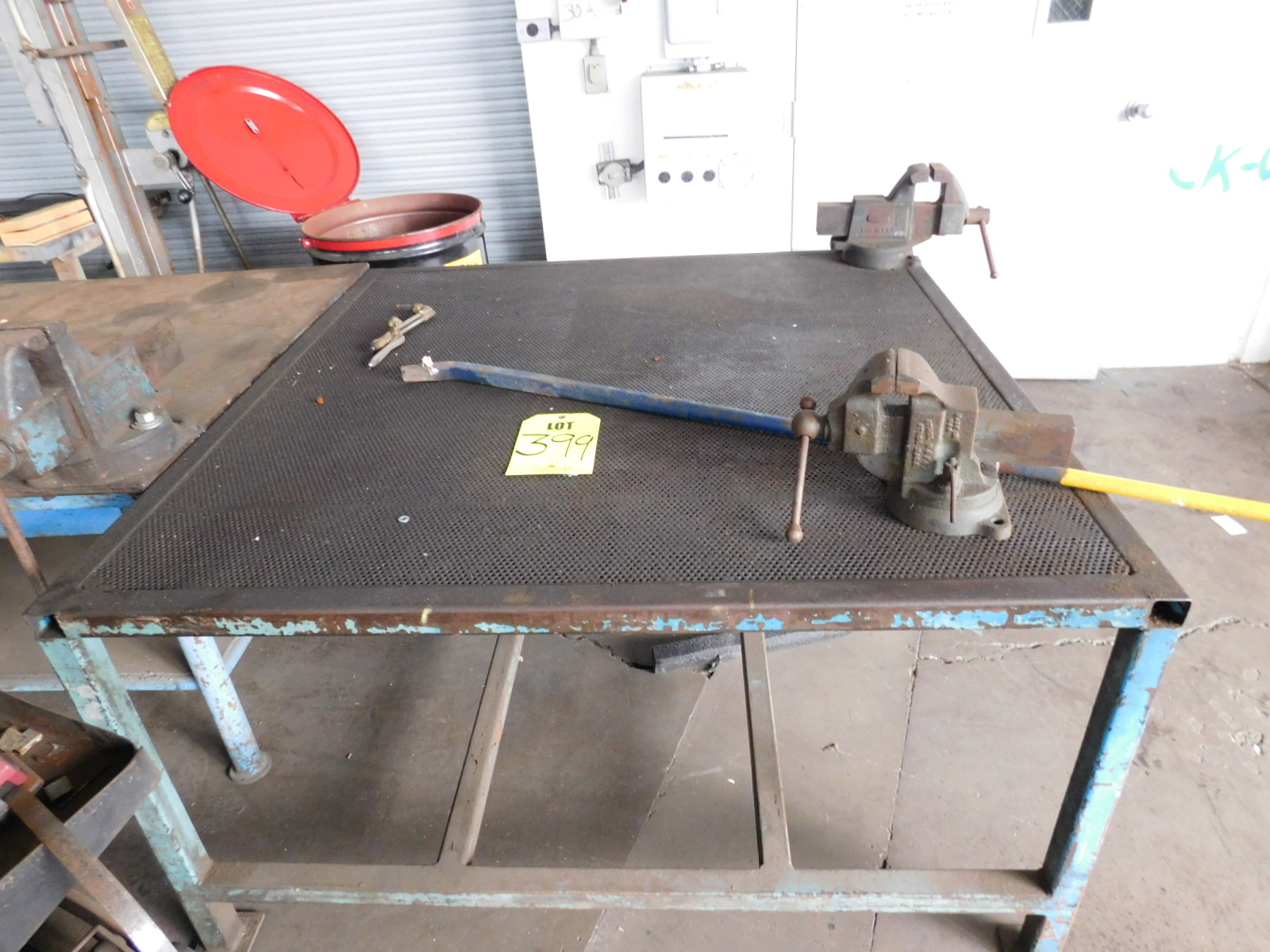 WELDING TABLE, 60"X60"X32", W/VISE-399