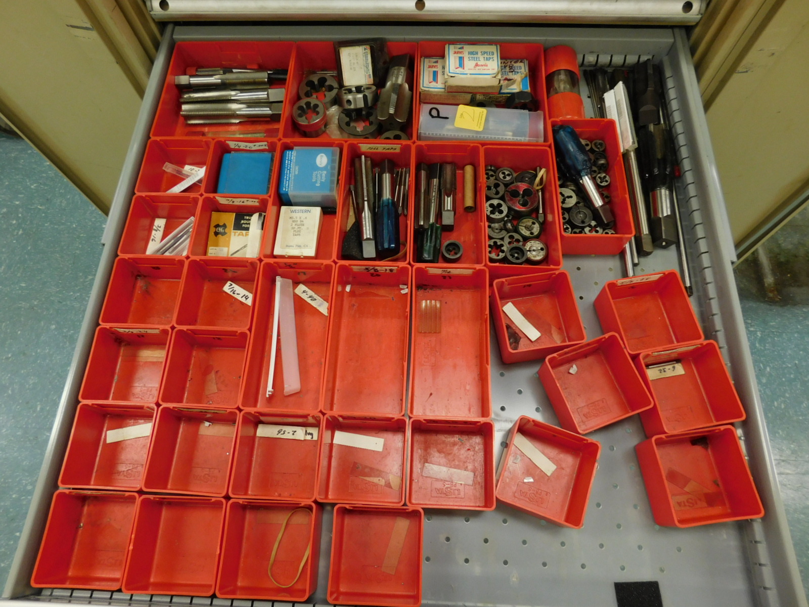 LISTA 2 DOOR/3DRAWER TOOL/PARTS CABINET, 28"X30"X40", W/CONTENTS TO INCLUDE: BRASS FITTINGS, TAPS, DIES, PLUS: TROYKE 9" ROTARY TABLE-407