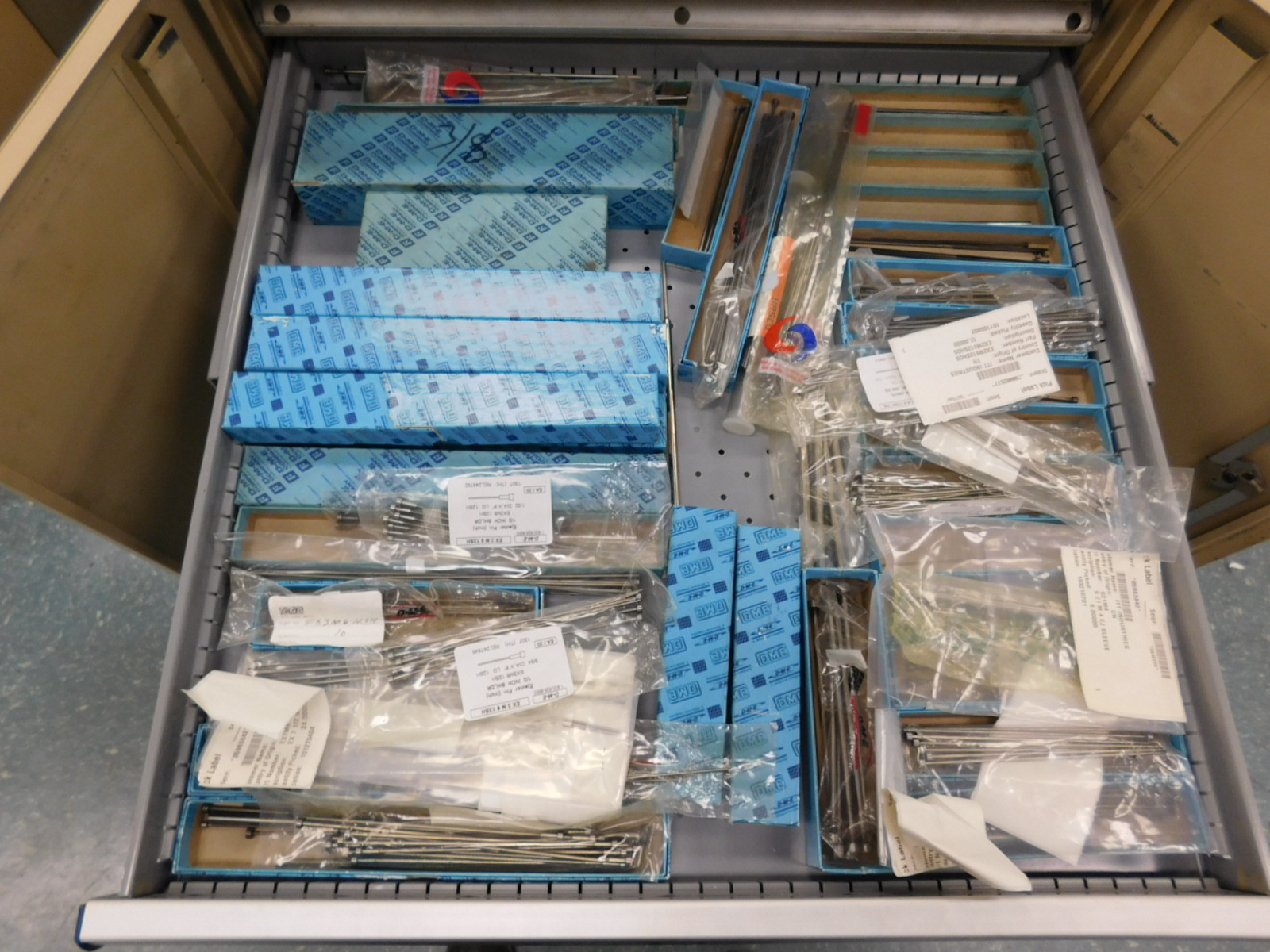 LISTA 2 DOOR/3DRAWER TOOL/PARTS CABINET, 28"X30"X40", W/CONTENTS TO INCLUDE: ALLEN WRENCHES, EJECTOR PINS, 6" MACHINE VISE, STEEL SURFACE PLATE: 18"X15"X3"-408