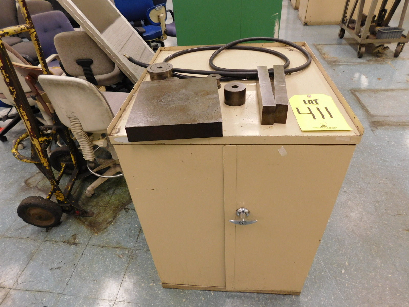 LISTA 2 DOOR/2 DRAWER TOOL/PARTS CABINET, 28"X30"X40", (EMPTY)-411