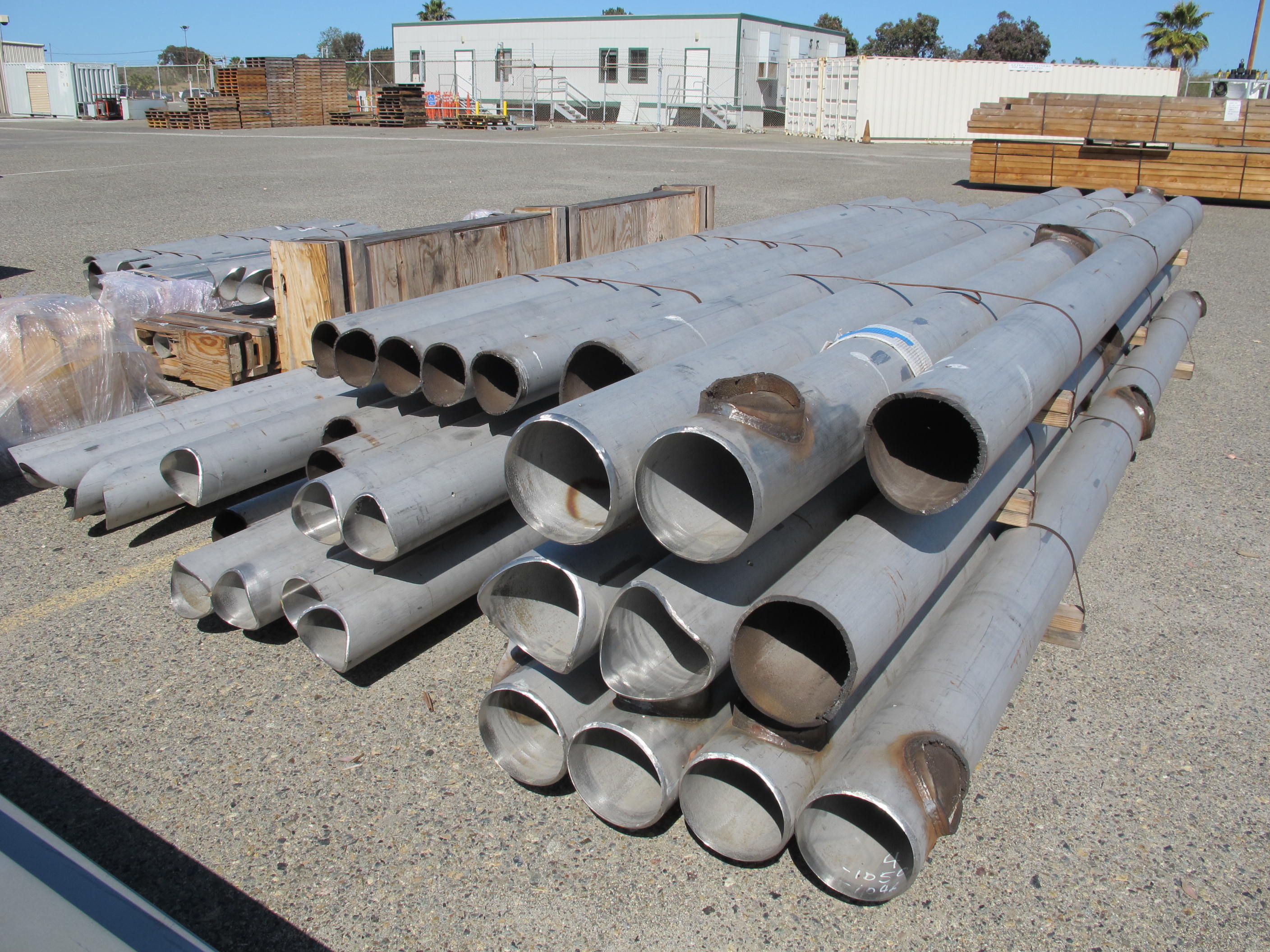 LOT ASSORTED METAL PIPES (W-46 YARD) LOADING & HANDLING FEE $25-