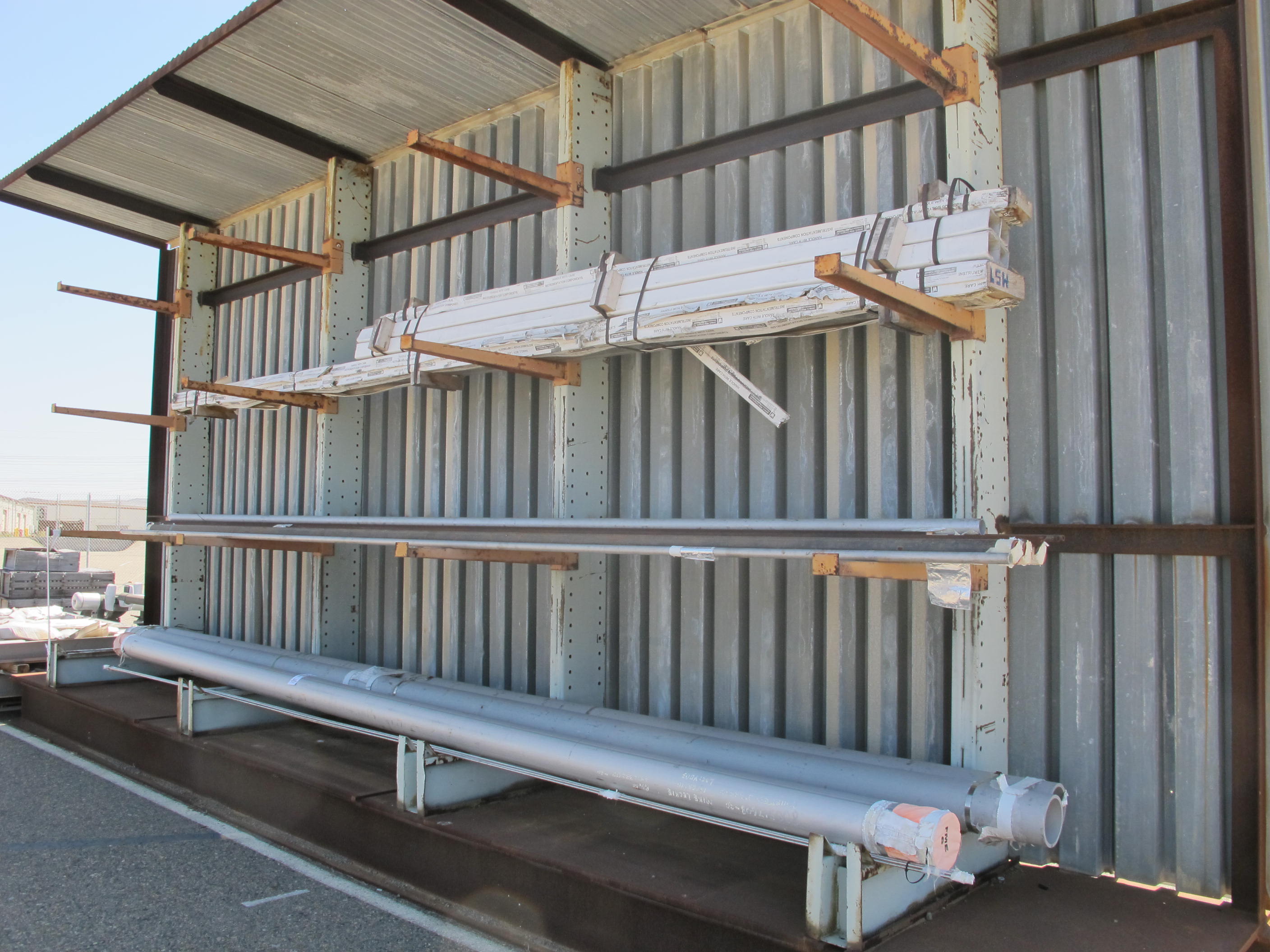 LOT ASSORTED METAL PLATES W/ MACHINE PARTS (W-46 YARD) LOADING & HANDLING FEE $200-