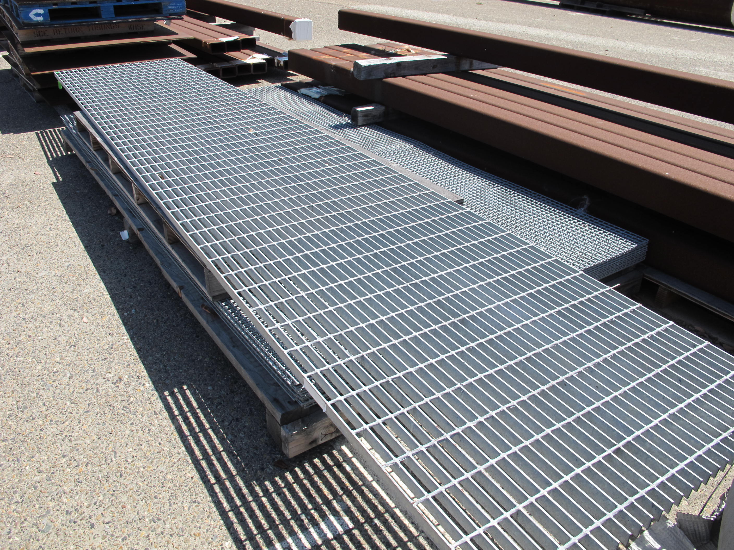 LOT ASSORTED METAL BIBS (W-46 YARD) LOADING & HANDLING FEE $350-