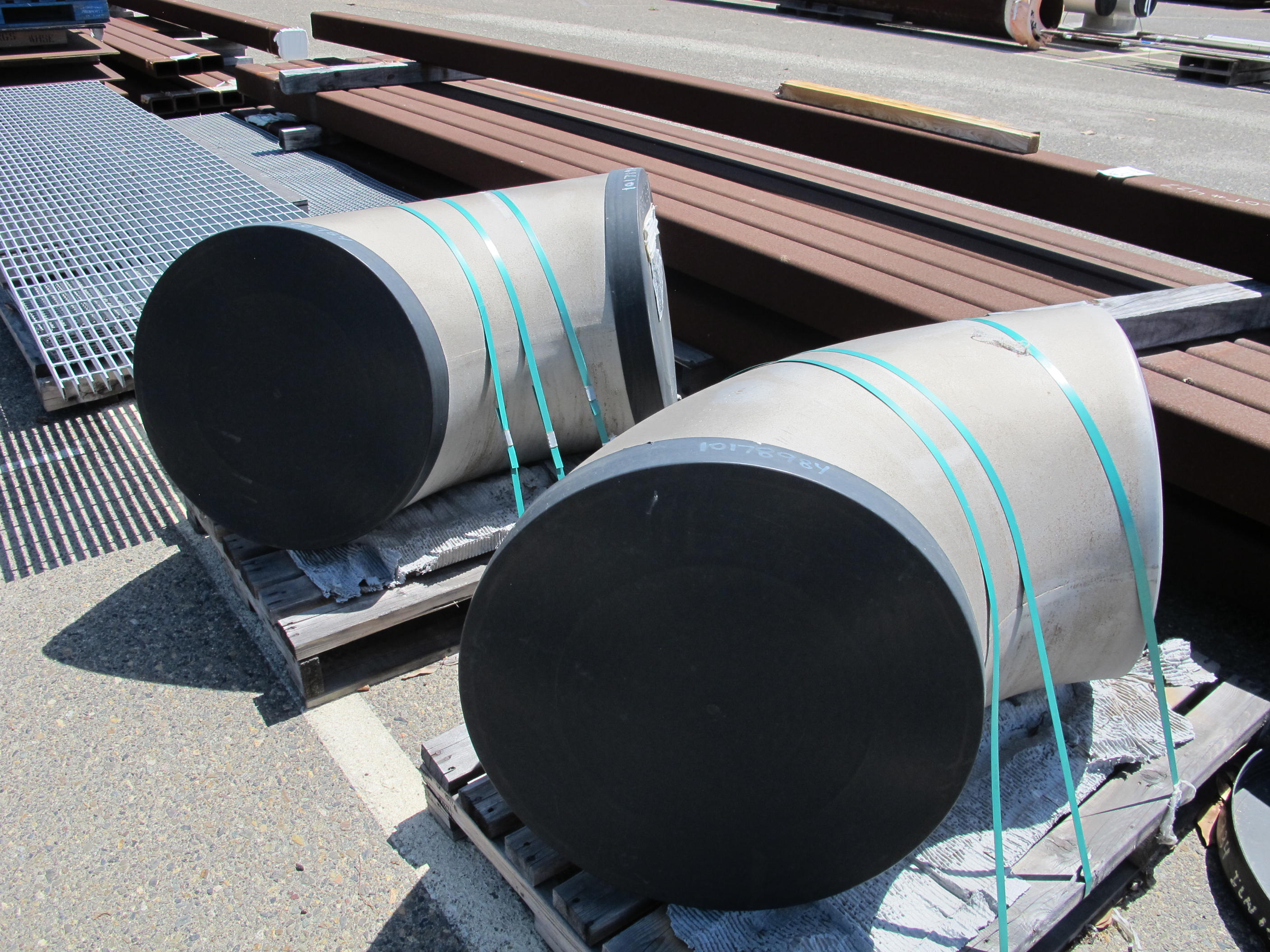 LOT ASSORTED METAL BIBS (W-46 YARD) LOADING & HANDLING FEE $350-