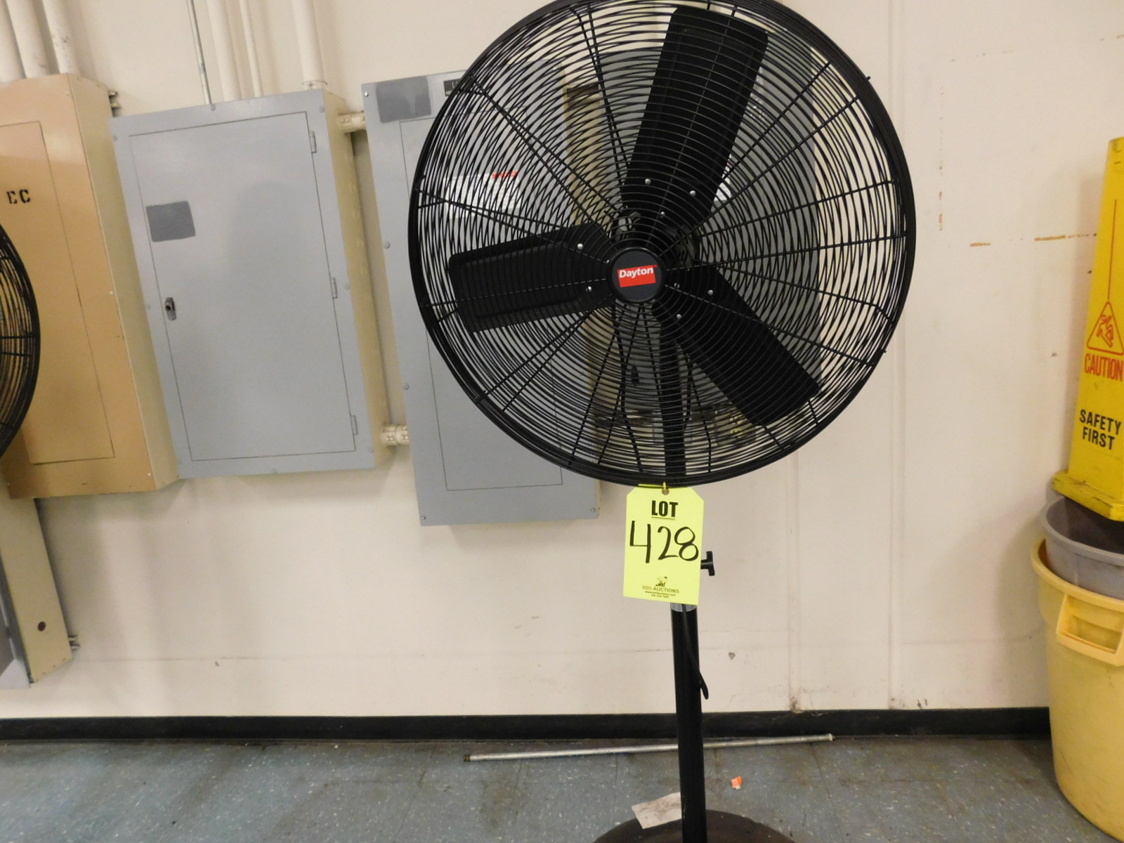 DAYTON 30" PEDESTAL FAN-428
