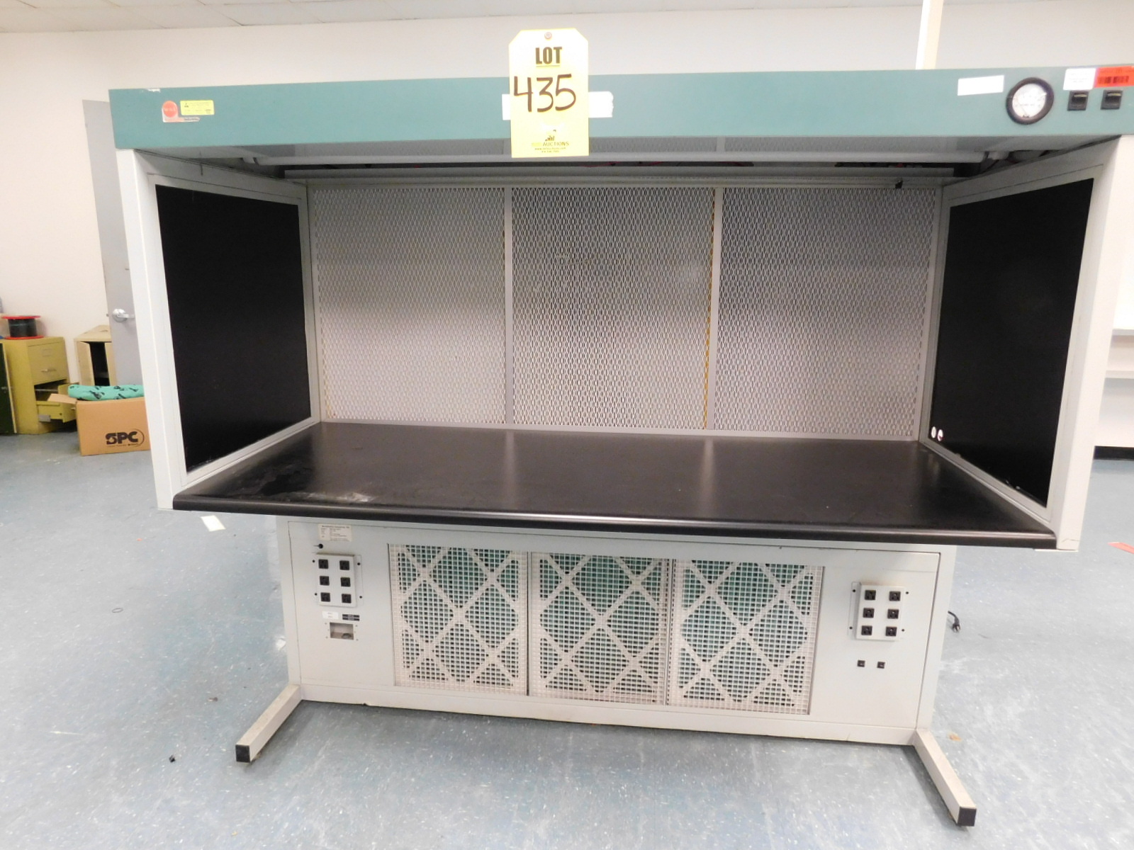 WSI WORKSTATION, 73"X40"X65", LIGHTED & WITH BUILT-IN DUST VACUUM W/FILTERS-435