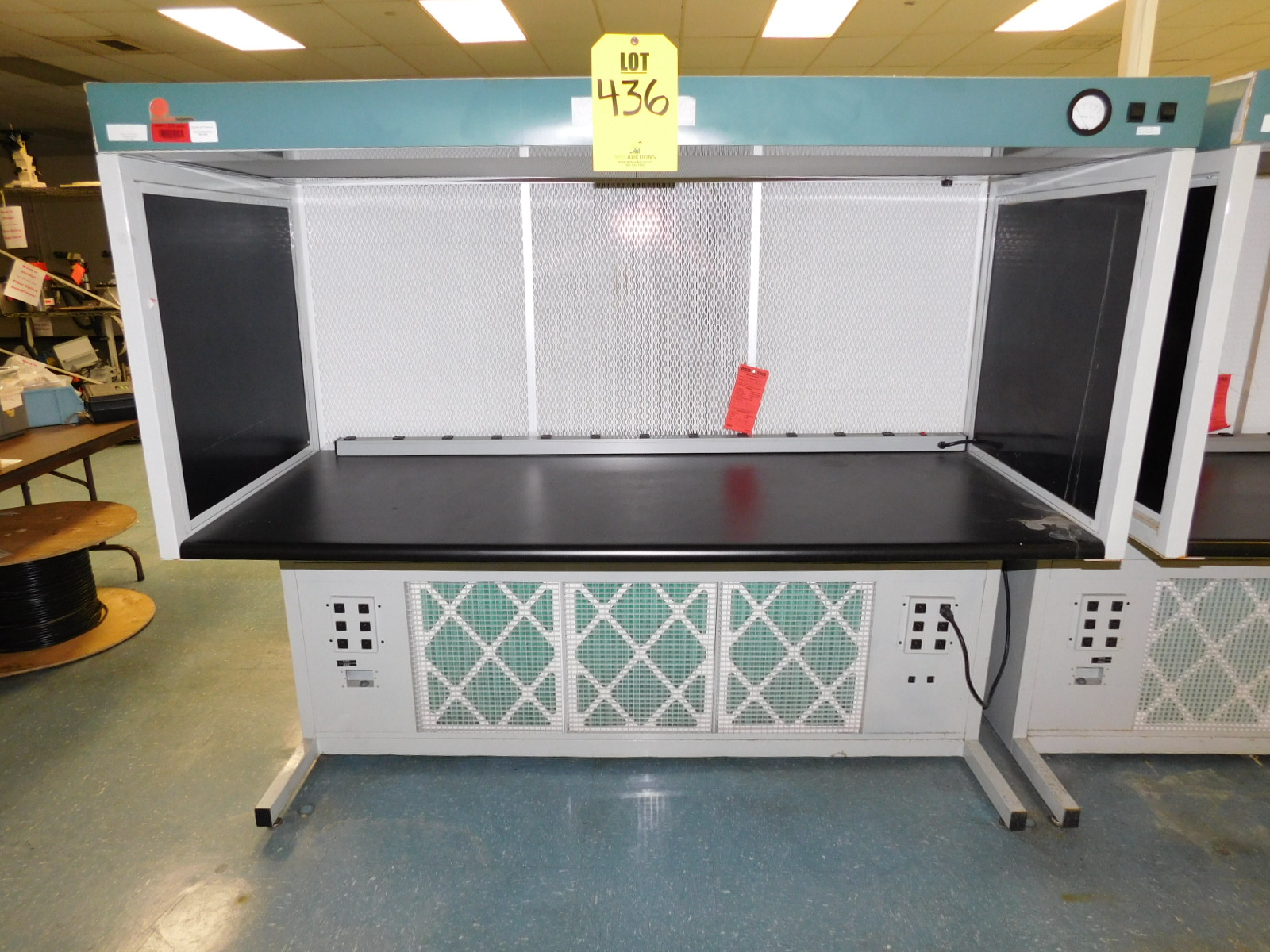 WSI WORKSTATION, 73"X40"X65", LIGHTED & WITH BUILT-IN DUST VACUUM W/FILTERS-436