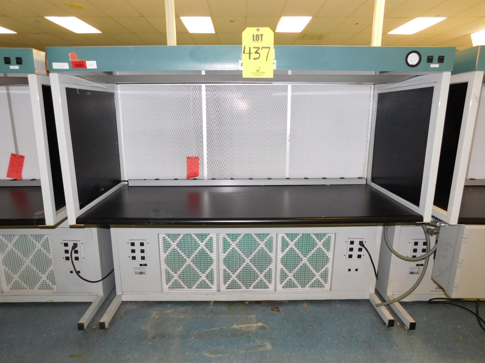 WSI WORKSTATION, 73"X40"X65", LIGHTED & WITH BUILT-IN DUST VACUUM W/FILTERS-437