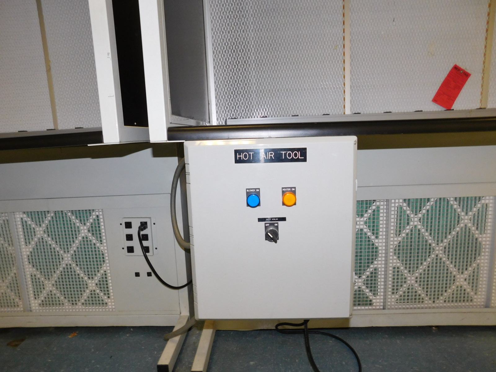 WSI WORKSTATION, 73"X40"X65", LIGHTED & WITH BUILT-IN DUST VACUUM W/FILTERS-438