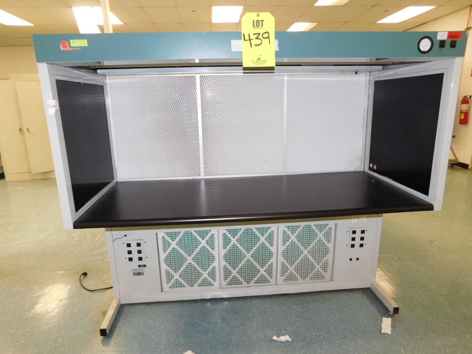 WSI WORKSTATION, 73"X40"X65", LIGHTED & WITH BUILT-IN DUST VACUUM W/FILTERS-439