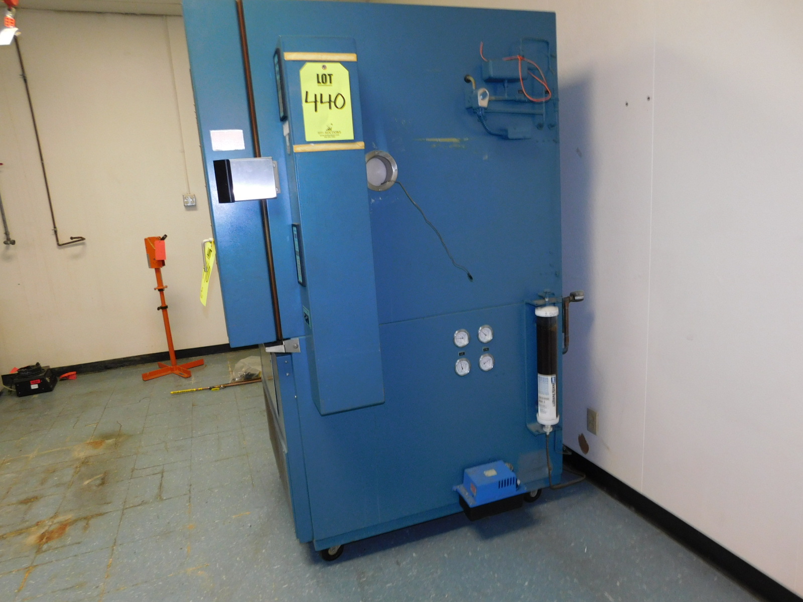 THERMOTRON SM-16C ENVIRONMENTAL TEST CHAMBER, W/ THERMOTRON 2800 PROGRAMMER/CONTROLLER, S/N 15868-440