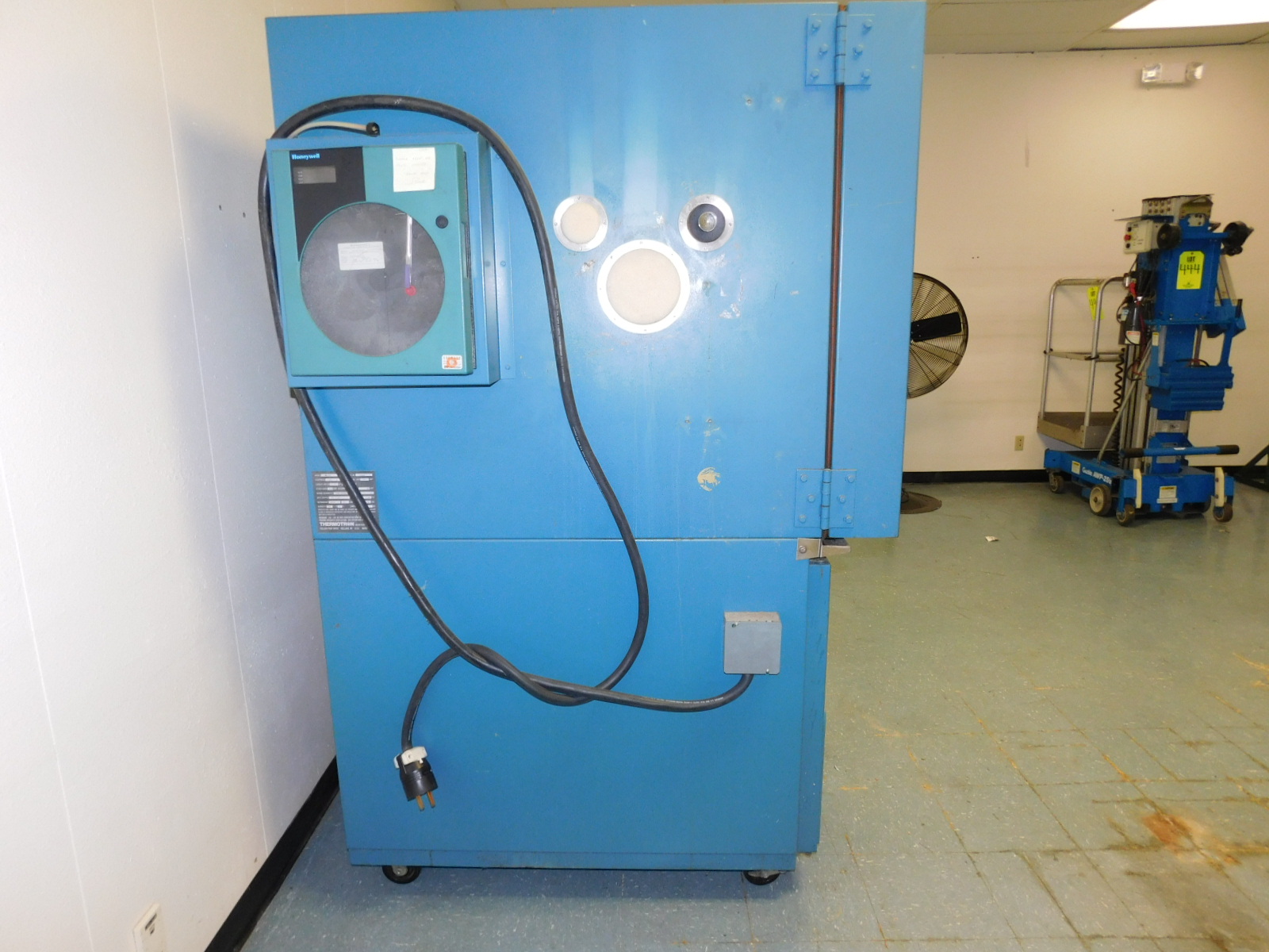 THERMOTRON SM-16C ENVIRONMENTAL TEST CHAMBER, W/ THERMOTRON 2800 PROGRAMMER/CONTROLLER, S/N 15868-440