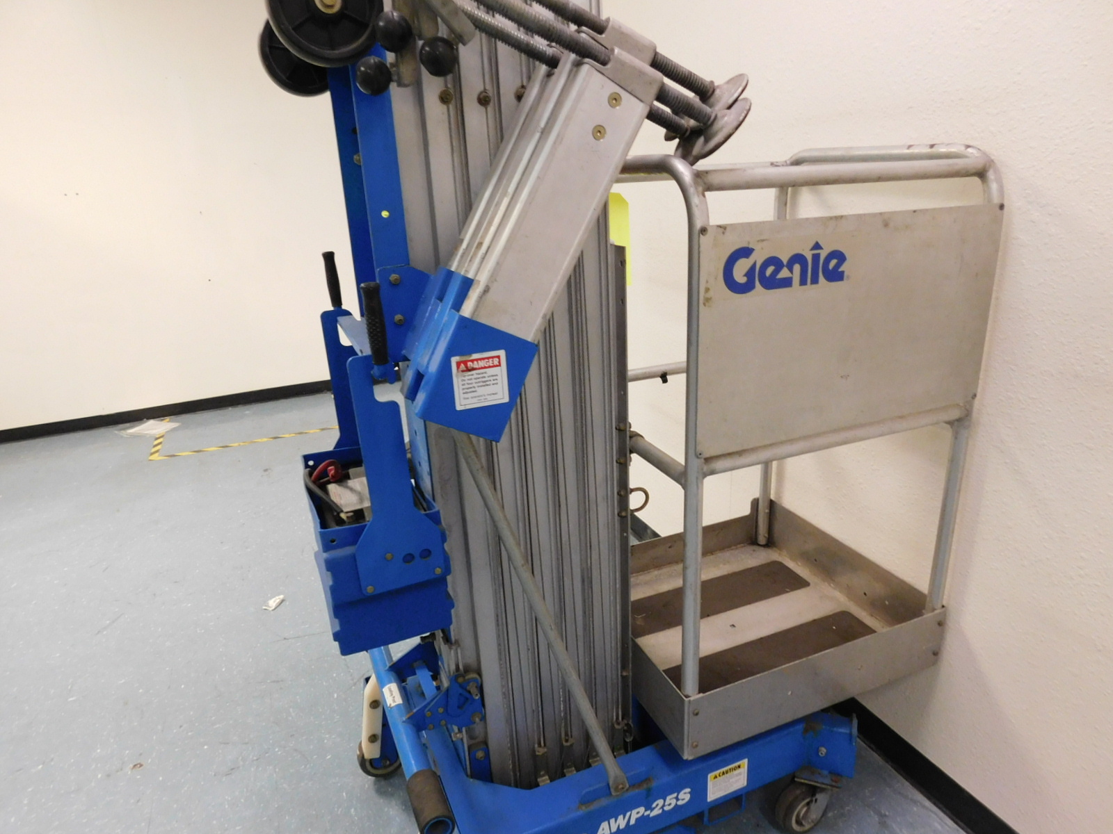 2002 GENIE MODEL AWP 255DC, S/N AWP02-21606, AERIAL WORK PLATFORM (MANLIFT)-444