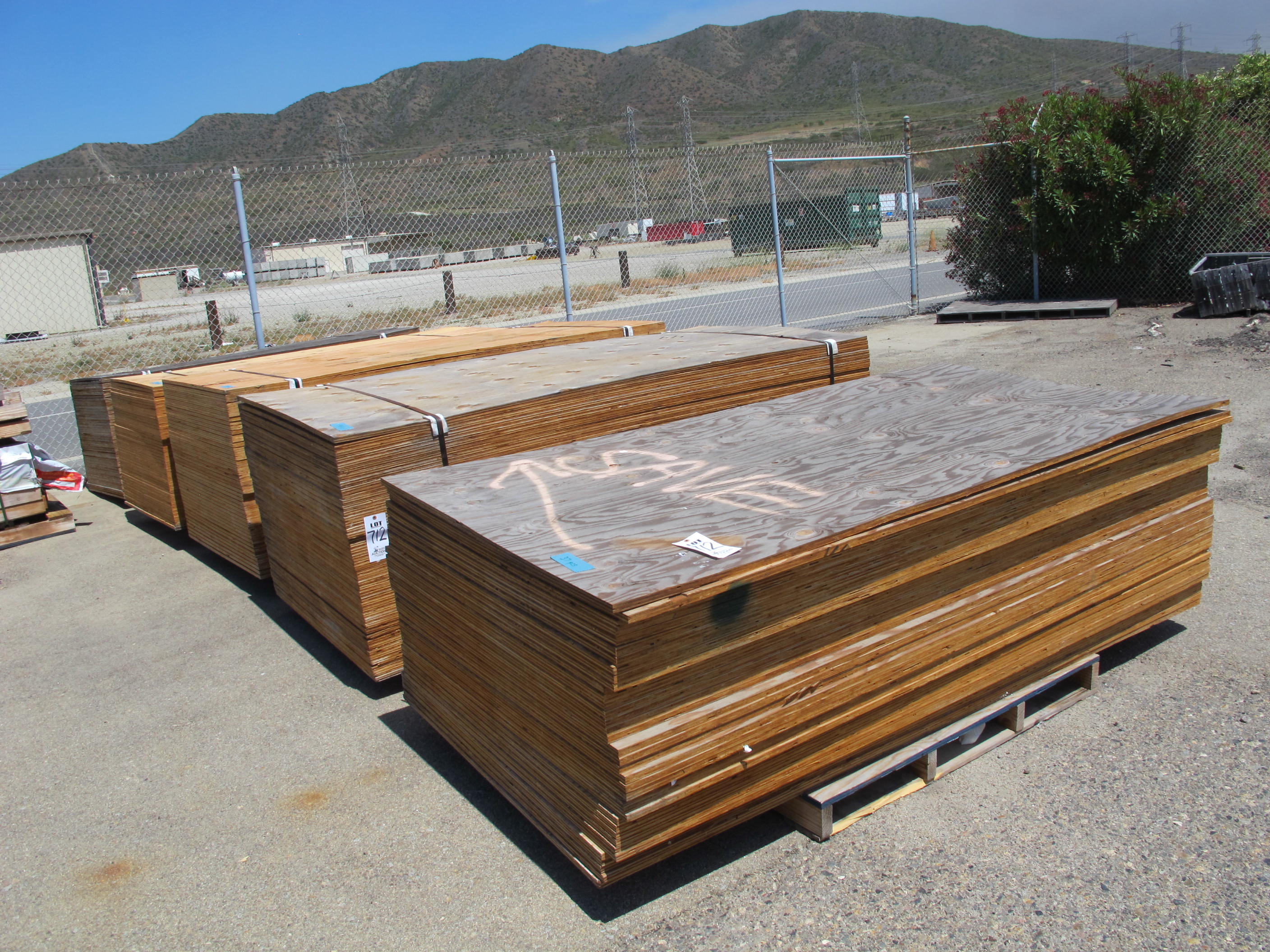 LOT (9) BUNDLES 2" X 4" X 16' LUMBER (1,241 TOTAL PCS) (G-49 YARD) LOADING & HANDLING FEE $135-