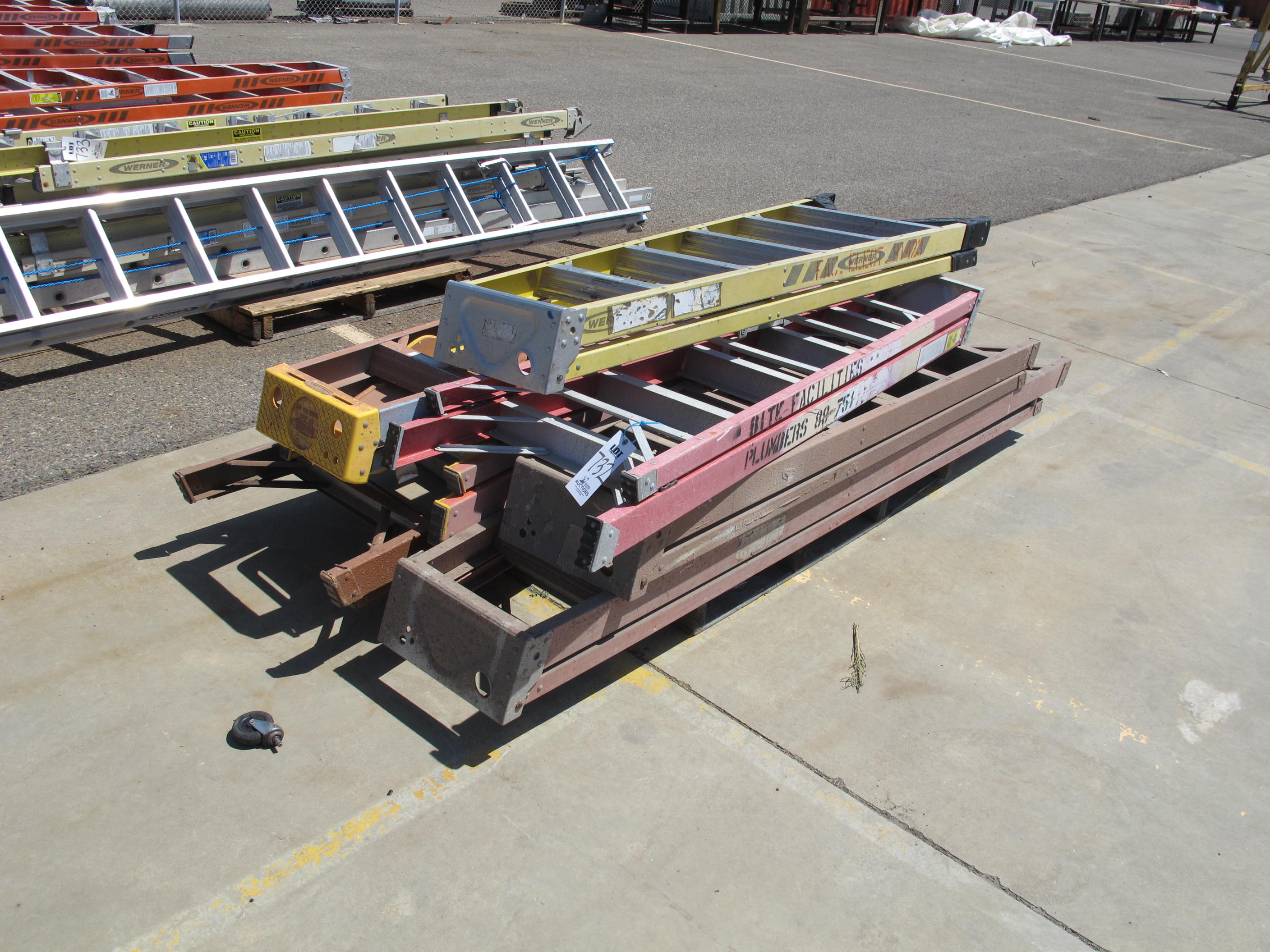 LOT (2) WERNER 40' EXTENSION LADDERS (G-49 YARD) LOADING & HANDLING FEE $10-