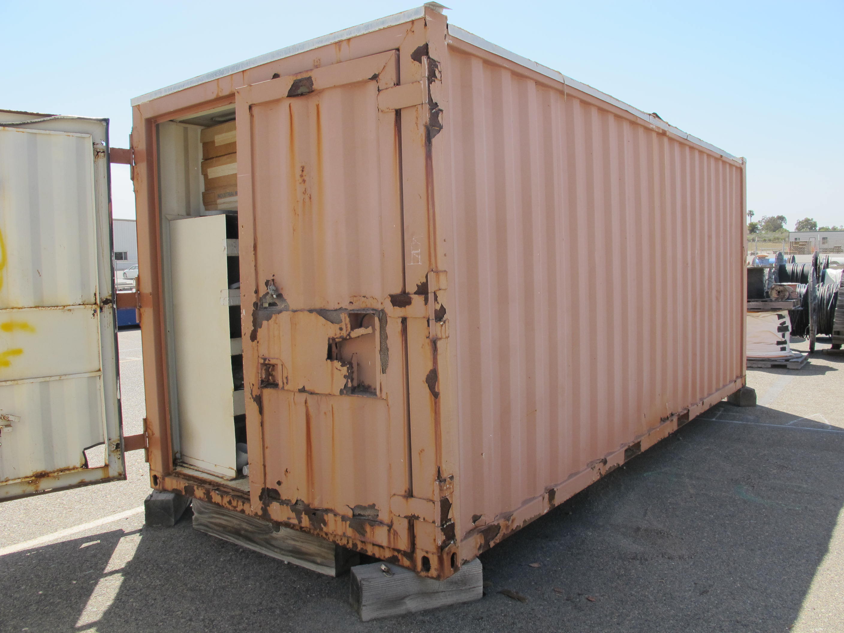 LOT ASSORTED GARDEN TOOLS (G-49 YARD) LOADING & HANDLING FEE $5-