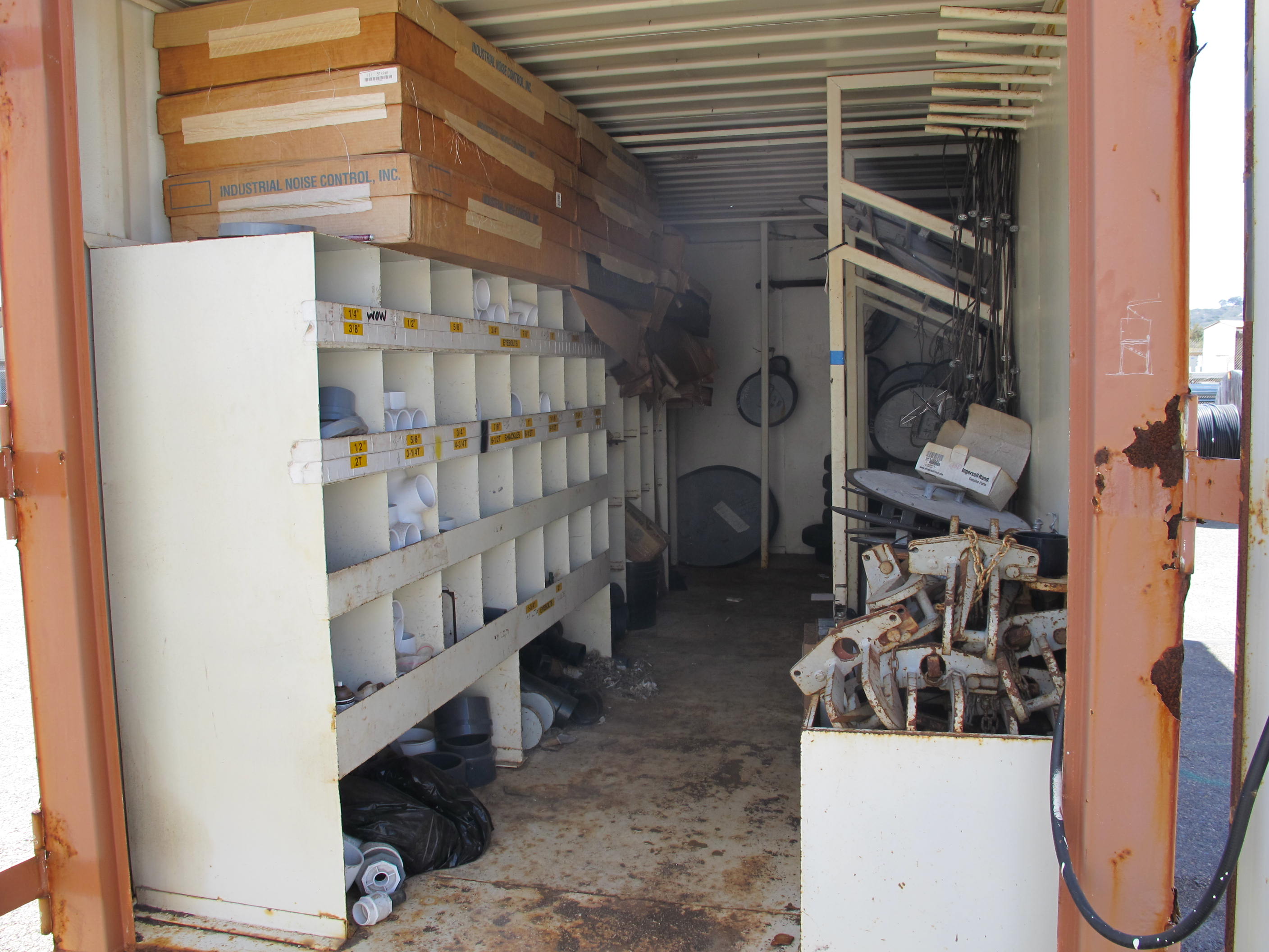 LOT ASSORTED GARDEN TOOLS (G-49 YARD) LOADING & HANDLING FEE $5-