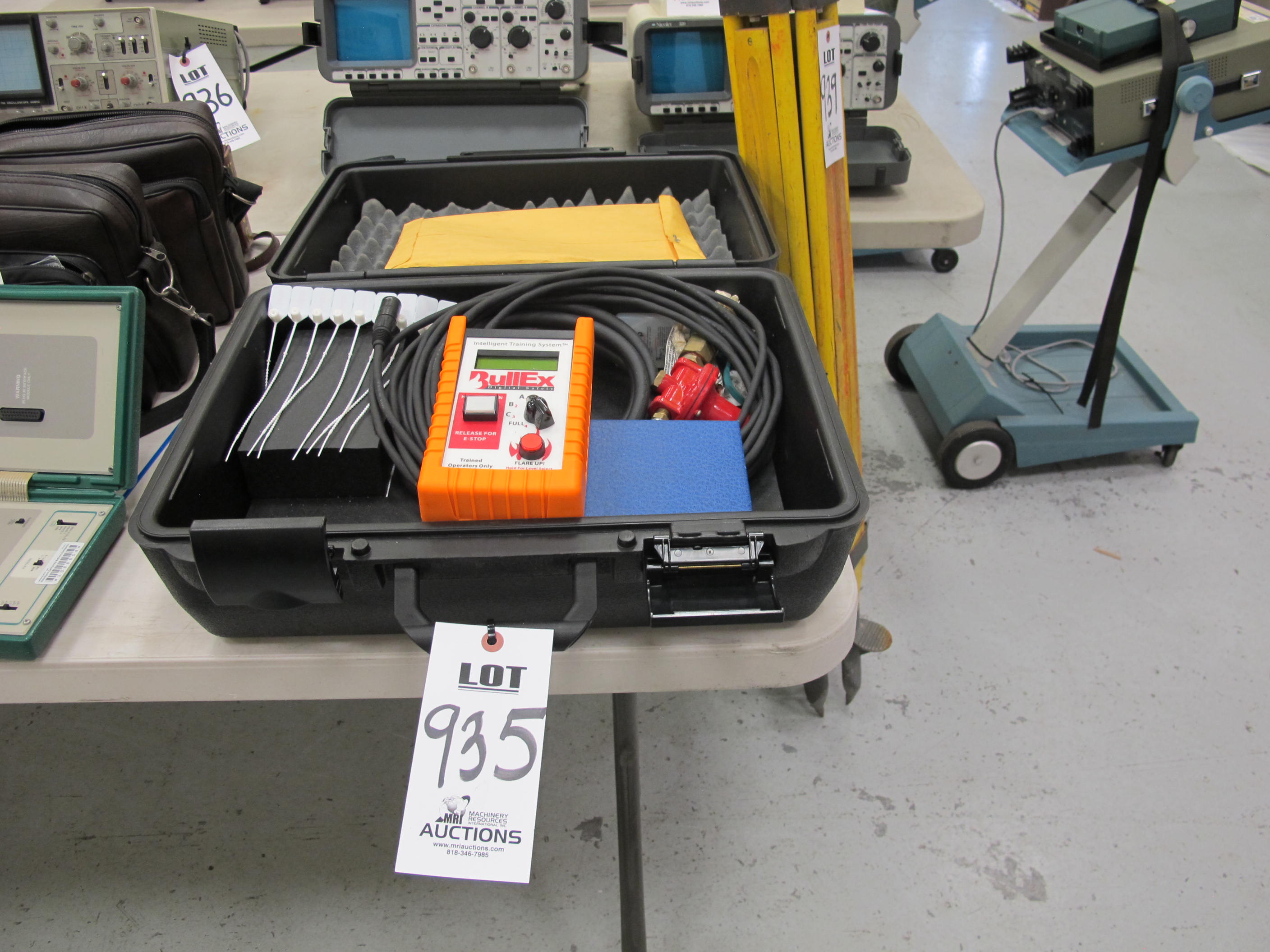 HUNTRON MODEL 582055 TRACKER (G-49) LOADING & HANDLING FEE $5-