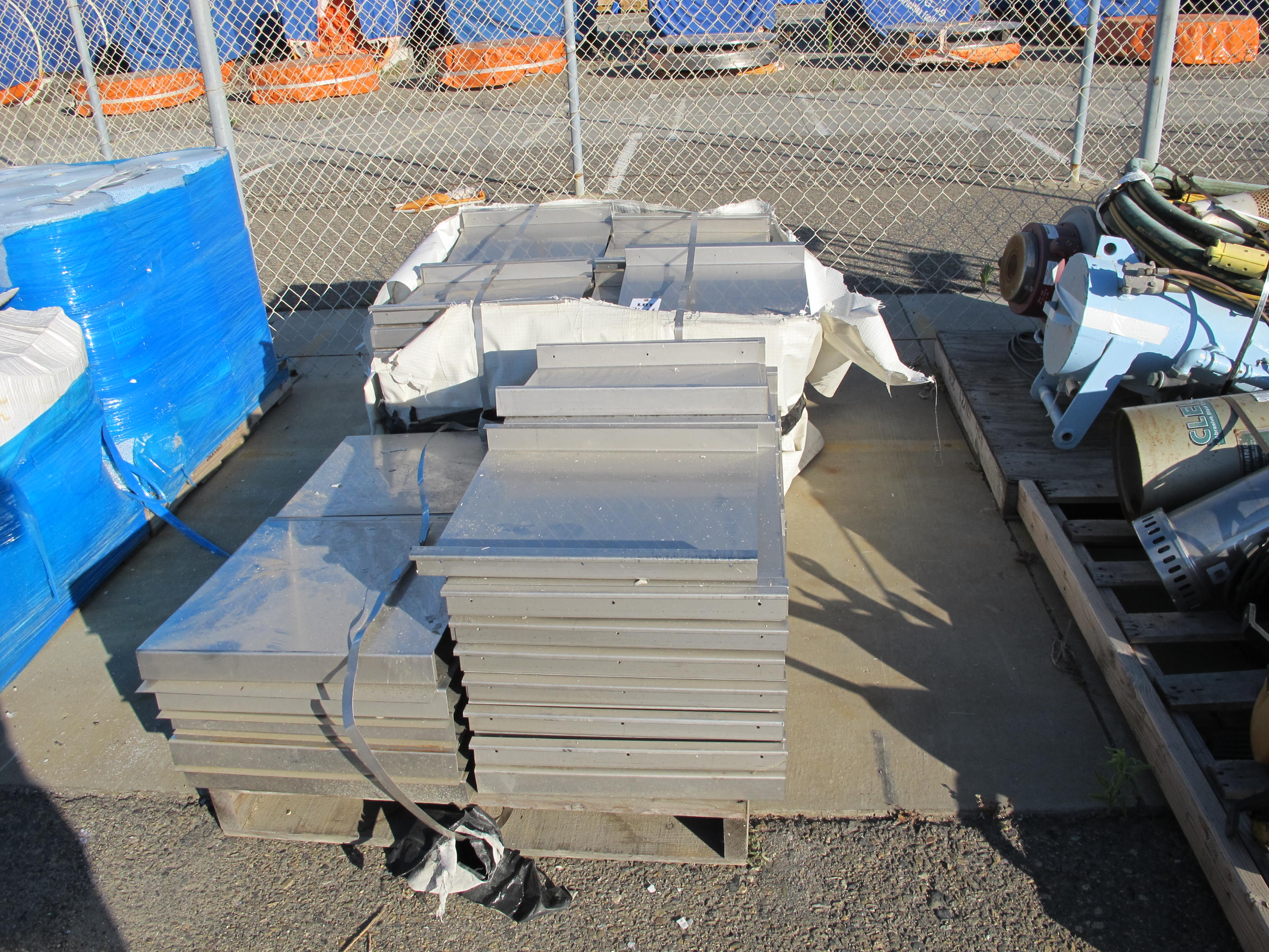 LOT ASSORTED ROLLING CARTS (G-49) LOADING & HANDLING FEE $50-