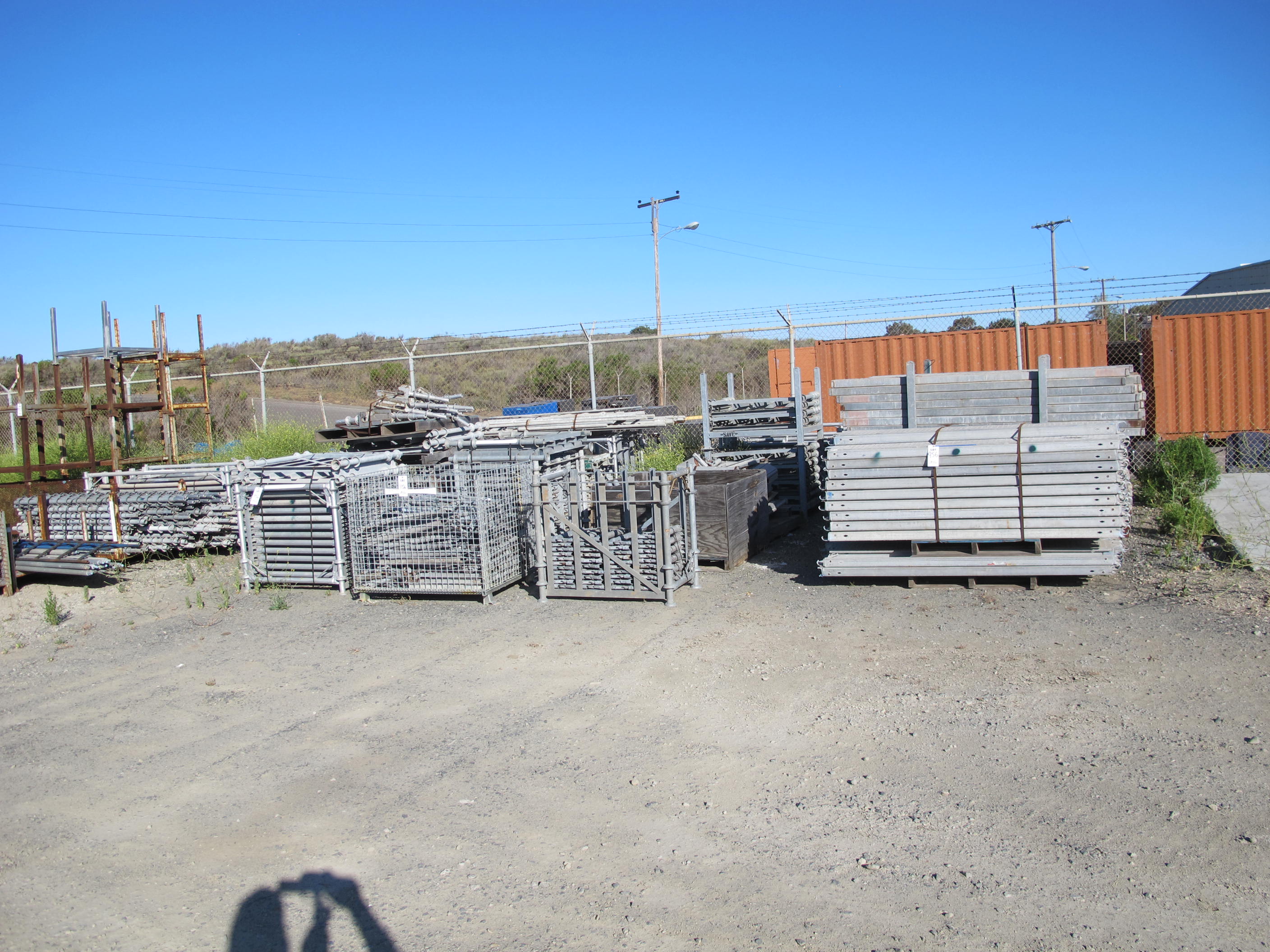 LOT PALLET ASSORTED CHICKEN WIRE, ETC (WH LOT) LOADING & HANDLING FEE $15-
