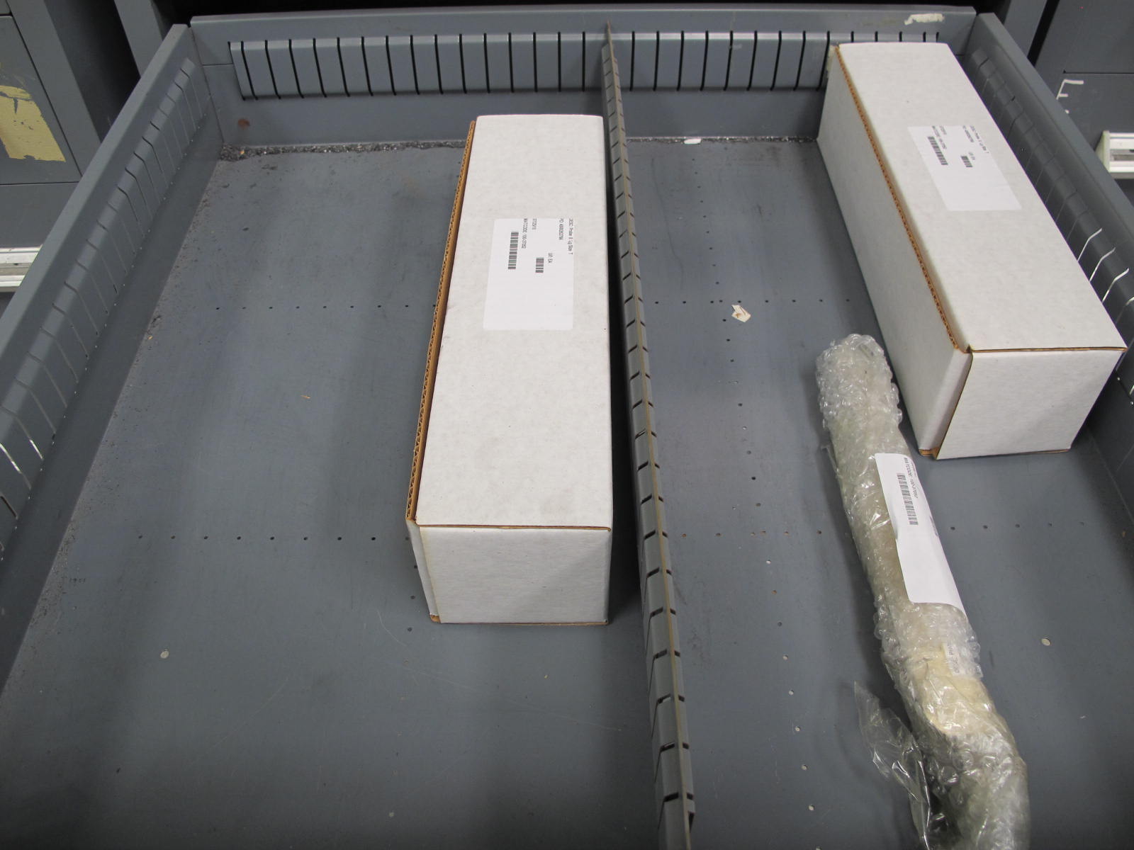 STANLEY VIDMAR CABINET, 5 DRAWER, TO INCLUDE: HYDRAULIC ADJUSTERS, PROBES, PRINTED CIRCUIT BOARDS, HEX NUTS. LOCATED AT W-44. LOADING AND HANDLING FEE $25-354