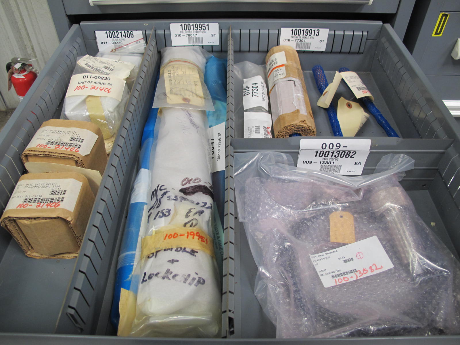 STANLEY VIDMAR CABINET, 5 DRAWER, TO INCLUDE: BALL VALVES, COUPLINGS, FLANGES, RELIEF VALVES, VALVE SPINDLES, PRINTED CIRCUIT BOARDS. LOCATED AT W-44. LOADING AND HANDLING FEE $25-355