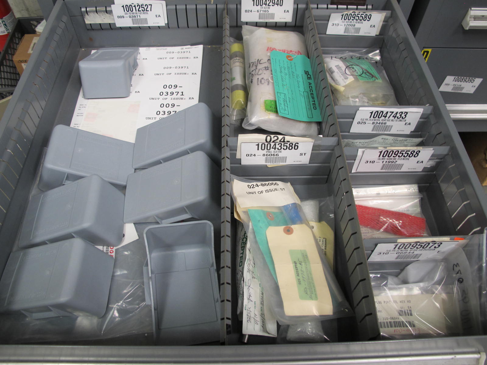 STANLEY VIDMAR CABINET, 5 DRAWER, TO INCLUDE: BALL VALVES, COUPLINGS, FLANGES, RELIEF VALVES, VALVE SPINDLES, PRINTED CIRCUIT BOARDS. LOCATED AT W-44. LOADING AND HANDLING FEE $25-355