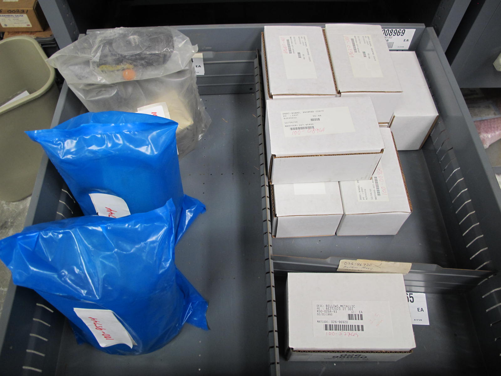 STANLEY VIDMAR CABINET, 5 DRAWER, TO INCLUDE: BALL VALVES, COUPLINGS, FLANGES, RELIEF VALVES, VALVE SPINDLES, PRINTED CIRCUIT BOARDS. LOCATED AT W-44. LOADING AND HANDLING FEE $25-355